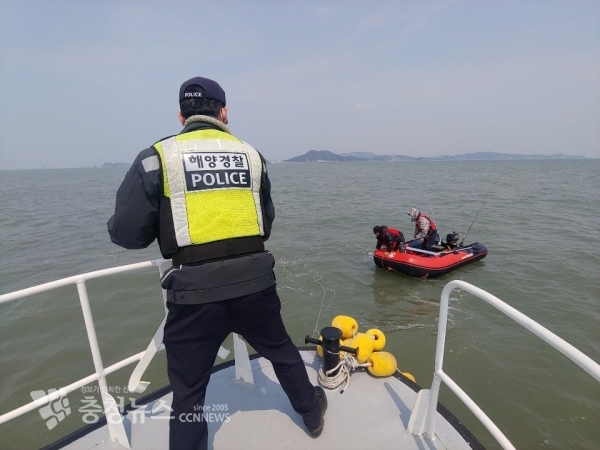 추진기 고장으로 표류하던 레저보트에 예인줄을 건네는 해양경찰. (출처=태안해양경찰서)