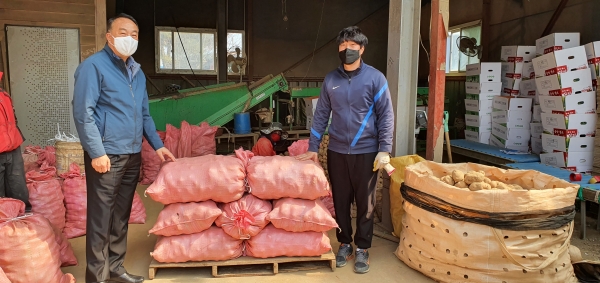 왼쪽 김덕수 당진시 경로장애인과장, 오른쪽 중앙농약사 직원(이광호 대표 자녀)