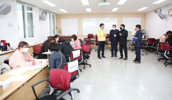 맹정호 서산시장이 긴급생활안정자금지원 접수처를 방문해 운영 상황을 점검하고 있다.