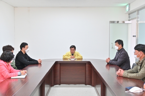 박정현 군수 코로나19 확진자 발생 아파트 주민 위문 모습