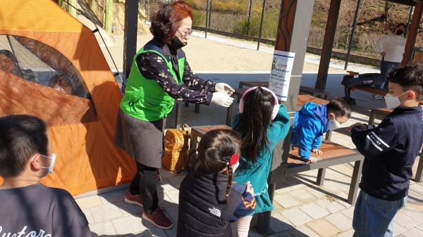 수변공원 손소독제 사용모습