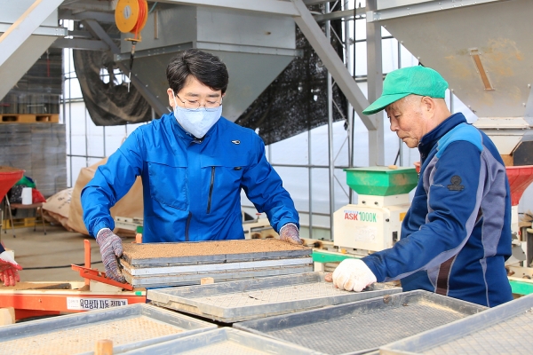 맹정호 서산시장이 올해 첫 영농현장을 방문해 농협관계자와 농민들을 격려하고 일손을 보탰다.