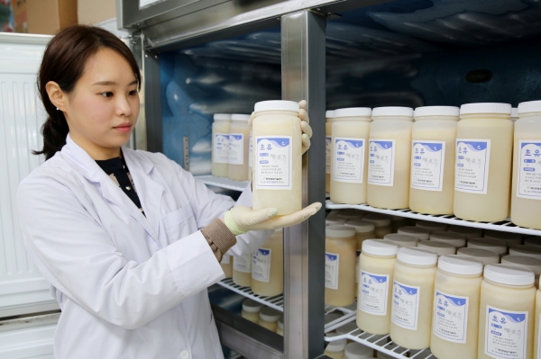 군 ‘초유은행’에서 살균 처리 후 보관하고 있는 초유를 살펴보고 있는 군 관계자 모습.