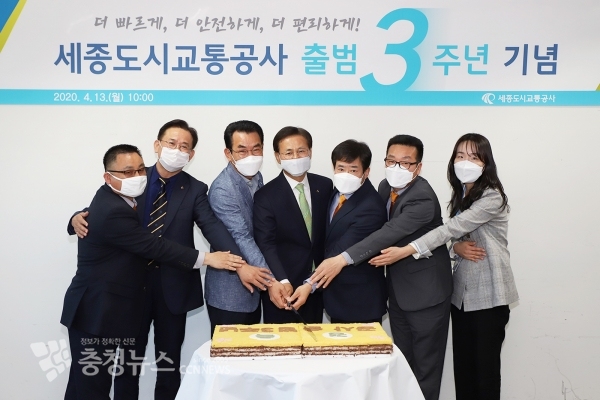 노조위원장, 임직원 대표들과 떡케이크 절단 퍼포먼스