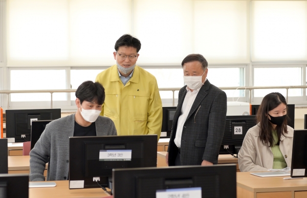 김정섭 공주시장, 온라인 개학 현장 방문(공주중학교)