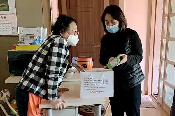 어르신들에게 ‘안심꾸러미’를 제공하는 모습