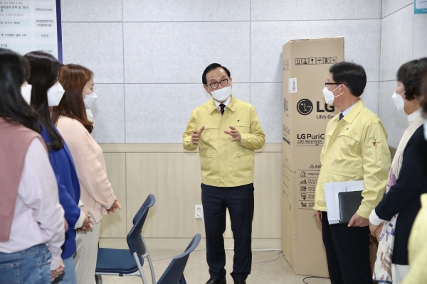 오후 긴급생활안정자금 접수처, 감염병대응센터등 현장행정 나선 박상돈 시장