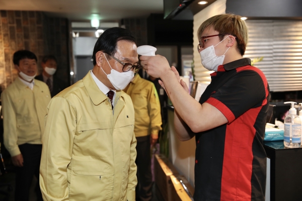 오후 긴급생활안정자금 접수처, 감염병대응센터등 현장행정 나선 박상돈 시장