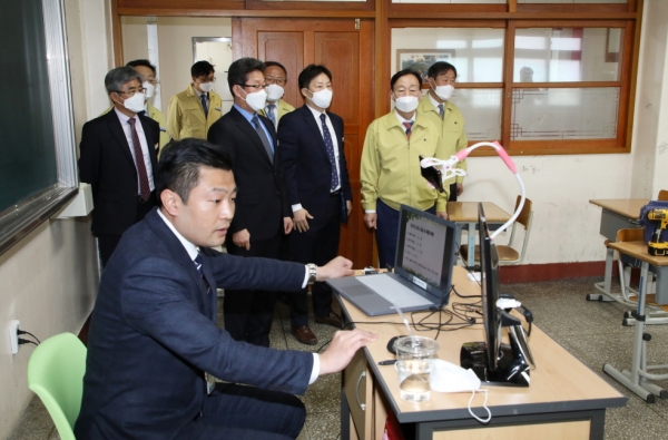 16일 관내 특성화고, 특수학교, 특목고의 2차 온라인 개학 학교현장을 점검했다