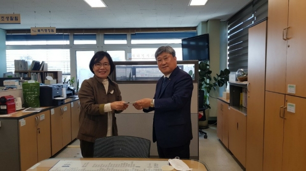 LX 아산지사 이익진 지사장이 윤연옥 사회복지과 과장에게 온누리 상품권을 전달하고 있다.