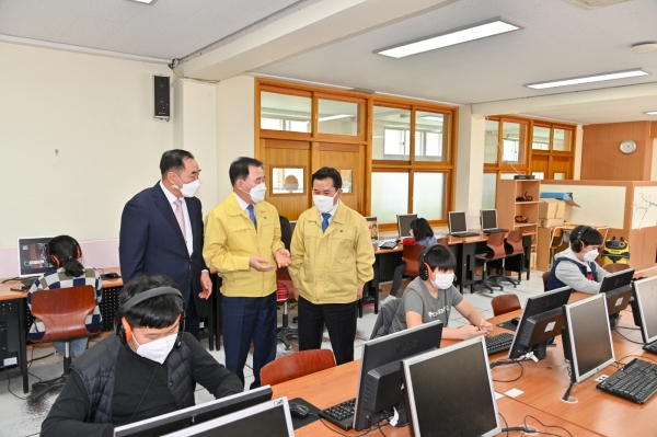 박정현 부여군수 온라인 수업 참관 장면