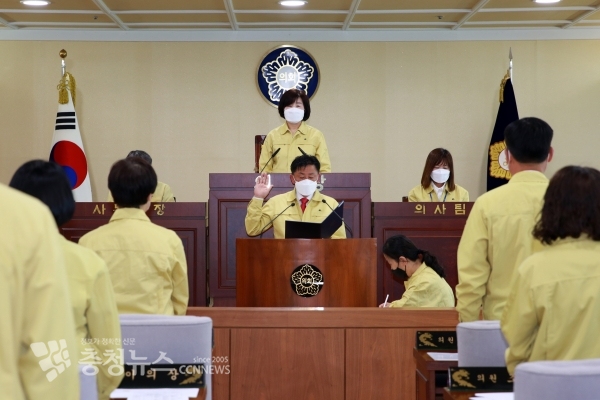 윤원준 의원이 의원선서와 함께 당선 인사를 하고 있다.