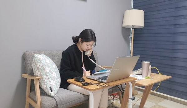 학생상담실에서 전화로 비대면 상담을 하고 있는 모습.