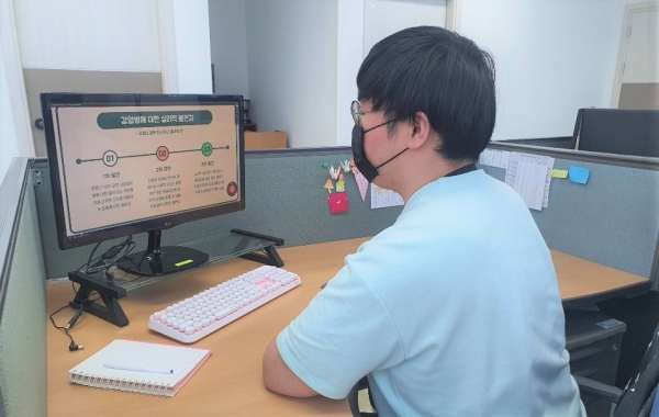 학생이 온라인 건강관리 특강을 수강하고 있는 모습.