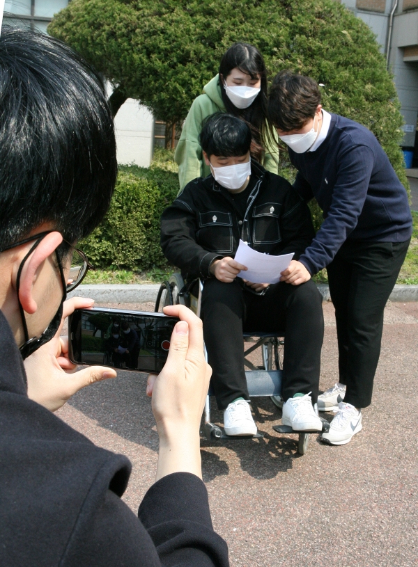 장애인식 개선 UCC 홍보영상을 촬영하는 목원대 사회복지학과 학생들