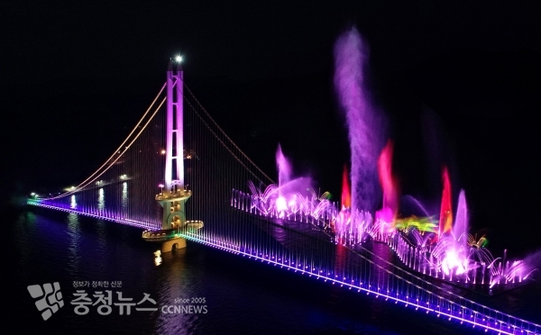 예당호 출렁다리와 예당호 음악분수