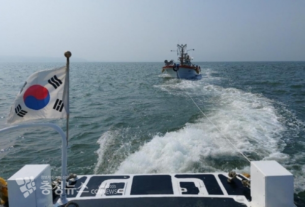 태안해경 안면파출소 연안구조정이 타기 고장으로 표류하던 어선 1척을 예인하고 있다. (출처=태안해양경찰서)