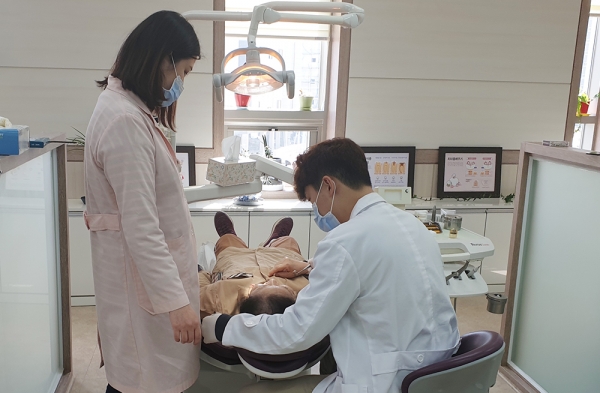 의치(틀니) 지원사업 대상자가 치료를 받고 있다.
