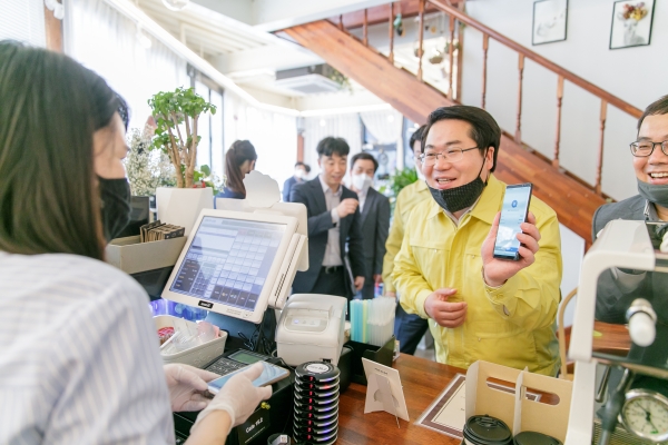 카페에서 커피를 주문한 후 결제하는 오세현 아산시장