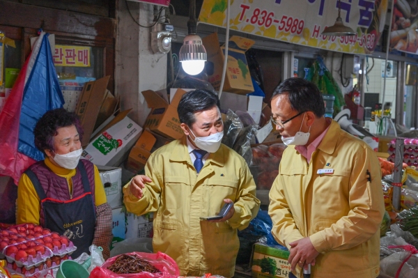 박정현 군수 민생현장 방문 장면