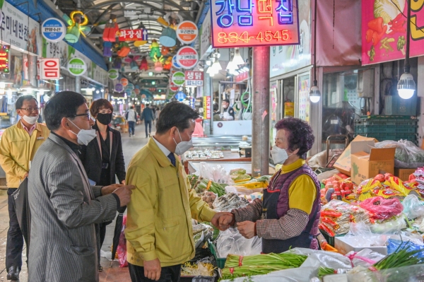 박정현 군수 민생현장 방문 장면