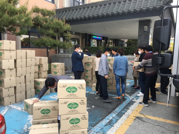 친환경 농산물 꾸러미 배송 장면