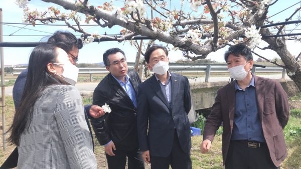 천안배원예농협 소속 수출단지를 찾은 aT대전세종충남지역본부장(사진)과 천안배원협 박성규 조합장