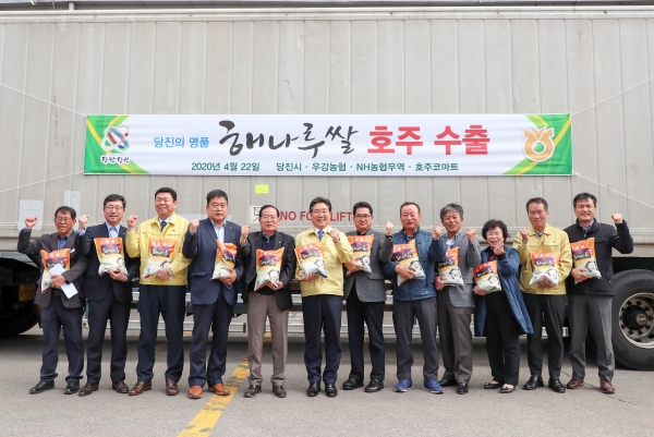 22일 미곡종합처리장에서 해나루쌀 18톤의 무사고 항해와 현지에서의 인기판매를 기원하는 선적식 개최