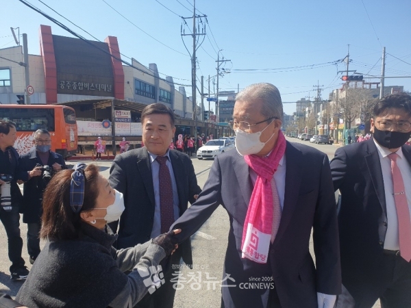 미래통합당 정진석 공주부여청양 후보 지원유세를 위해 8일 공주시외버스터미널을 찾은 김종인 총괄선대위원장이 한 시민과 인사하고 있다.