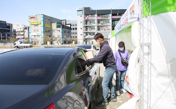 2차 드라이브 스루 농산물 특별판매전 모습