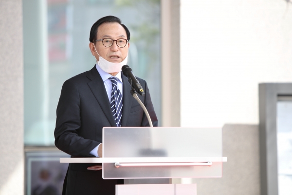동남구 행정복합타운 준공 기념행사에서 축사를 하는 박상돈 천안시장