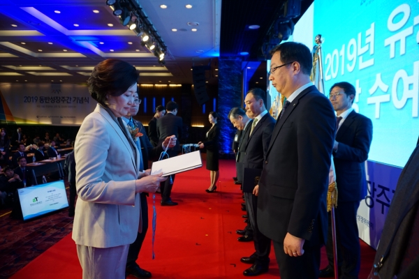 동반성장 주간 국무총리표창 aT 수상 사진               * aT 기노선 기획조정실장(우측), 박영선 중소벤처기업부 장관(좌측)