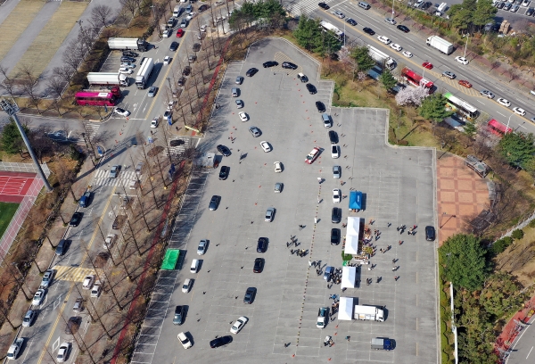 지난 3일 노은동 월드컵경기장 주차장에서 개최된 ‘내 나무 갖기 캠페인’ 행사를 유성구에서 운용하는 드론으로 촬영한 전경 사진