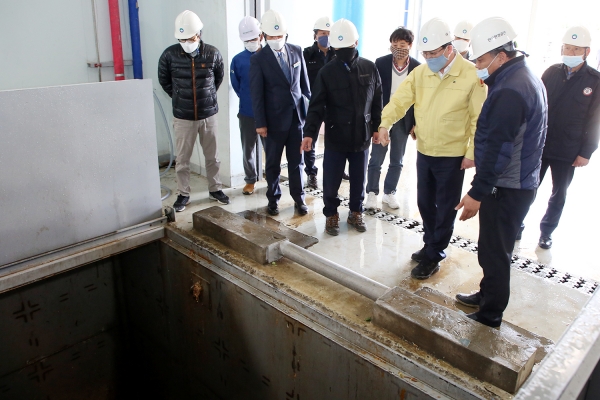 맹정호 서산시장이 자원순환형 바이오가스화시설 사업 현장을 방문해 추진 상황을 점검하고 있다.