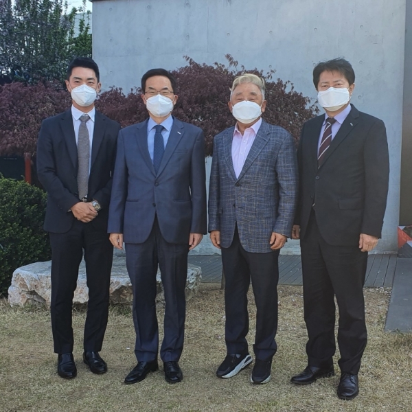 조용만 한국조폐공사 사장(사진 왼쪽 두번째)은 24일 코로나19 확산으로 어려움을 겪고 있는 협력 중소기업을 방문, 사업현황과 애로사항을 듣고 코로나 극복을 위한 건강제품 세트를 전달했다.