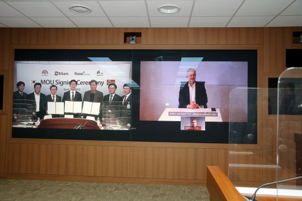 노박래 군수를 비롯한 양승조 지사, 노르웨이 엘켐사의 아스뵈른 레셀 쇠빅(Asbjørn Resell Søvik) 수석 부회장, 장항원수농공단지 조인종 바젤케미 대표이사가 4자간 화상회의 방식으로 진행