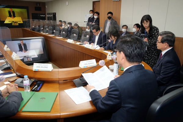 코로나 경제위기 속 빛난 ‘온라인 투자협약(MOU)’