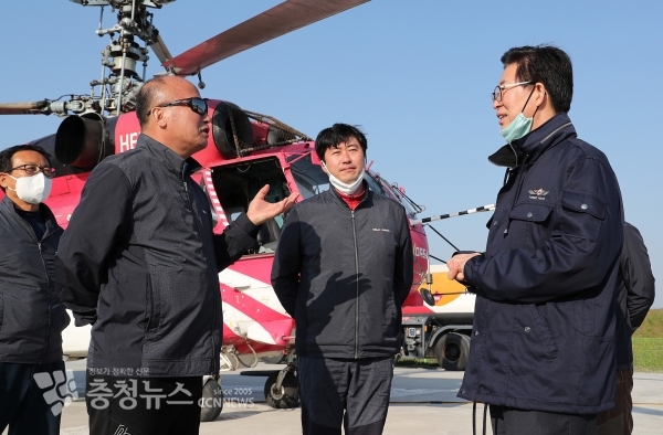 산불진화 헬기장에 방문한 양승조 지사(맨 오른쪽)