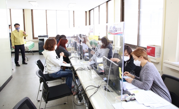 맹정호 서산시장이 긴급 생활안정자금 접수 현장을 방문해 추진 상황을 점검하고 있다.