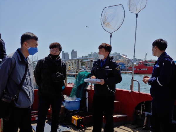 봄철 어선 합동점검 실시 모습