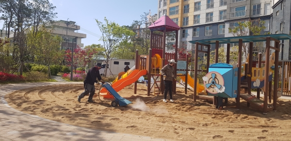 천안시 관계자가 어린이 모래놀이터의 소독을 위해 모래고온 스팀소독을 하고 있다.