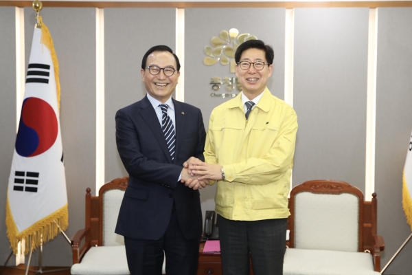 박상돈 천안시장(왼쪽)이 28일 충남도청을 방문해 양승조 충남도지사(오른쪽)를 만나 천안시 현안사업 협력과 협조체제 공고화 등에 대해 논의했다.