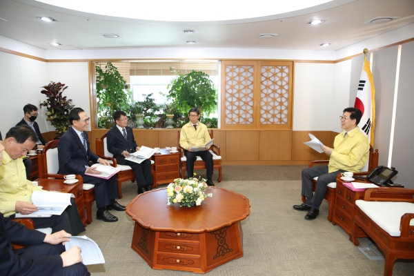 박상돈 천안시장(왼쪽)이 28일 충남도청을 방문해 양승조 도지사(오른쪽)를 만나 천안시가 추진하고 있는 주요 현안사업에 대한 적극적인 협력과 지원을 요청하고 환담을 나누고 있다.