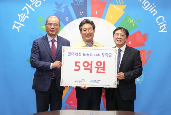 현대제철, (재)당진장학회에 '장학금 5억 원' 전달/ 왼쪽 유영창 당진장학회 이사장, 오른쪽 이계영 현대제철 부사장