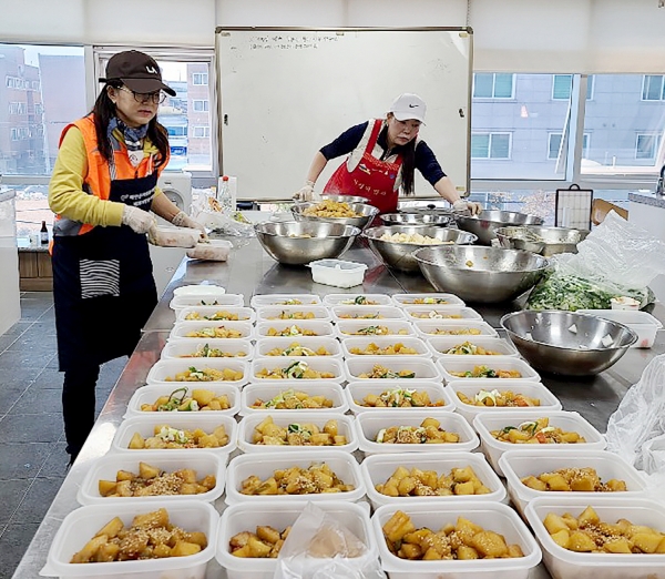 지난 28일 ‘사랑의 밥차’ 회원들이 군 자원봉사센터 조리실에서 충청도의 향토음식인 ‘짜글이’와 감자조림을 만들어, 관내 취약계층 150가구에 전달했다. 사진은 ‘사랑의 반찬’ 나눔 봉사를 펼치고 있는 ‘사랑의 밥차’ 회원 모습.