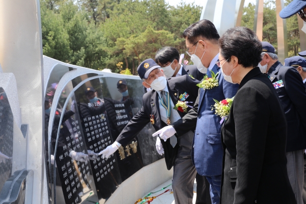 참전용사 기념비 제막식