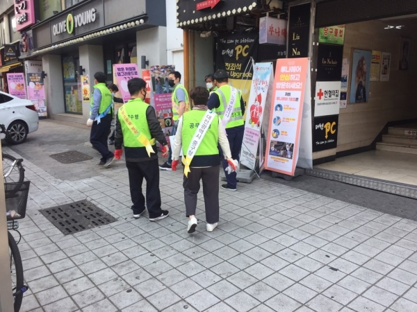 29일 중앙로 인근에서 불법광고물 근절과 건전한 광고문화 정착을 위한 캠페인을 전개했다
