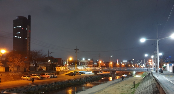 대동천 LED 도로조명 교체 모습