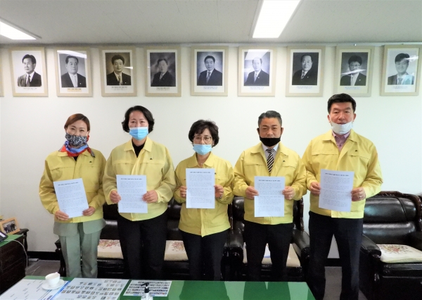 대전 대덕구의회 더불어민주당 의원들(사진 왼쪽부터 이삼남 의원, 서미경 의장, 박은희 의원, 이경수 의원, 김태성 의원)이 29일 ‘국가균형발전특별법 시행령’ 개정에 맞추어 혁신도시 지정 신청을 준비하고 있는 대전시에 대덕구 연축지구 일원을 혁신도시에 포함되도록 요구하는 성명서를 발표했다.