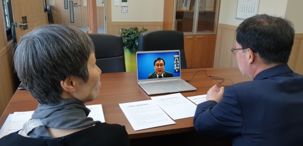 관내 중학교에 신규 교장으로 부임한 여섯 명의 교장과 화상회의 모습